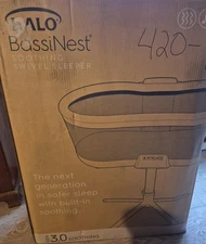 Halo Bassinest Swivel Sleeper New Open Box