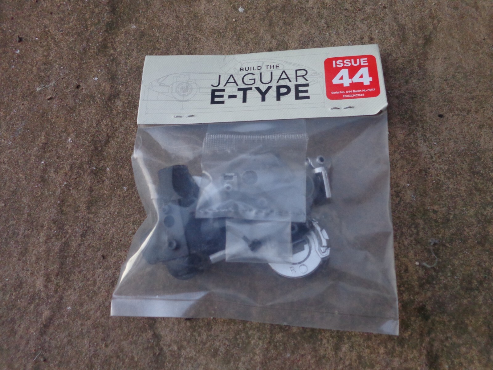 1/8 DEAGOSTINI BUILD YOUR OWN THE JAGUAR E-TYPE CAR ISSUE 44 PART