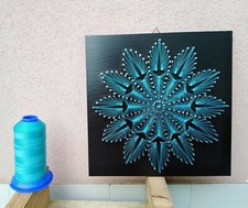 Quadro String Art Geometria Floreale, tavola nera e filato azzurro, 30x30