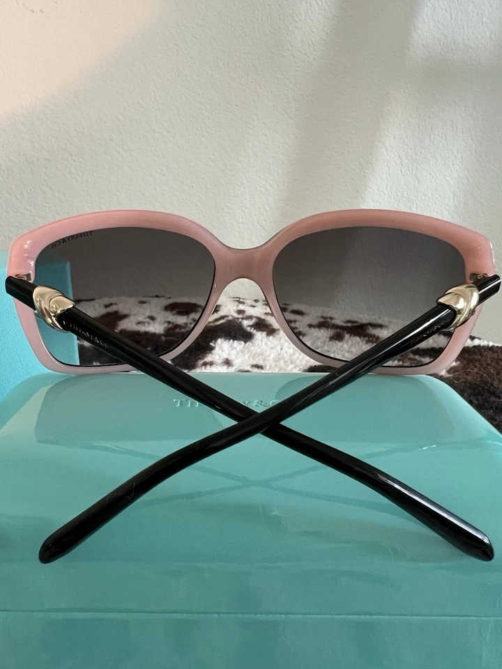 Nuevas gafas de sol Tiffany oscuras nunca usadas con detalle de borde rosa - Hermosas Foto 4 de 4
