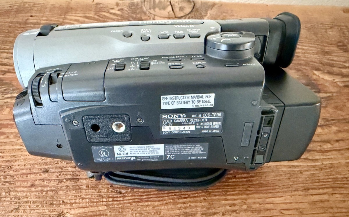 Sony CCD-TR96 Video8 Handycam Camcorder Bundle Batteries Charger