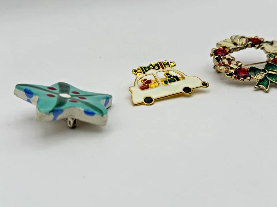 Lote de prendedores de Navidad vintage - corona, coche de vacaciones, broche adorno de estrella de cerámica Foto 2 de 4