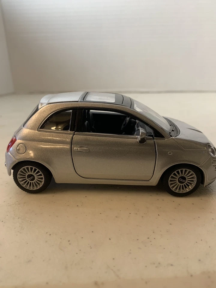 KINSMART NUEVO FIAT 500 ESCALA 1:28 5 PULGADAS LARGO PLATA Foto 3 de 4