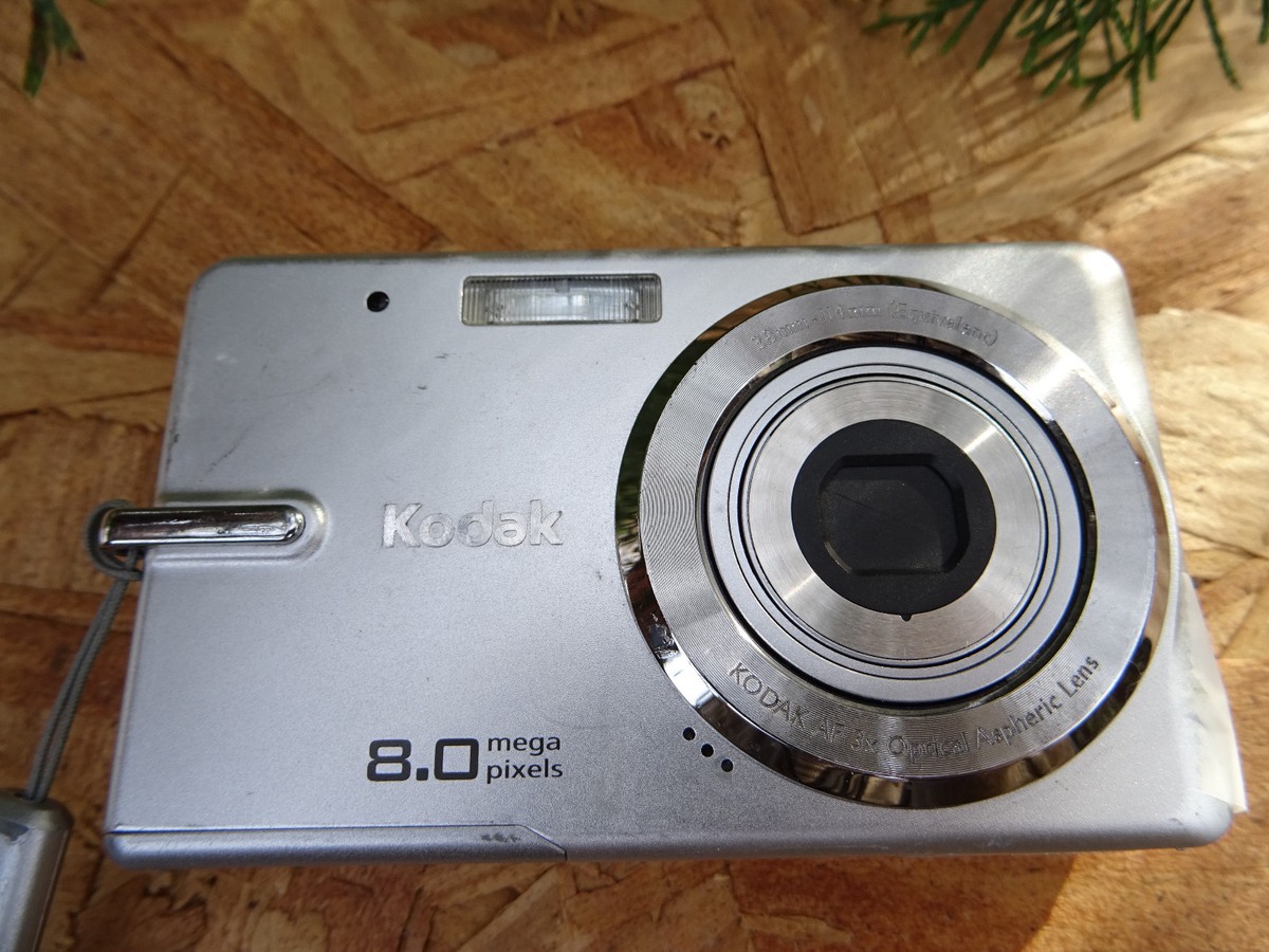 Kodak EasyShare M883 8.0MP Digital Camera - Silver FOR PARTS Kodak EasyShare M883 8.0MP Digital Camera - Silver FOR PARTS