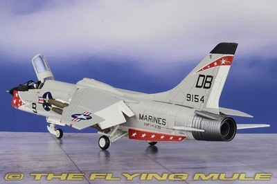 ★美品・1/72スケール★F-8E クルセイダー CENTURY WINGS F-8E Crusader 1:72 Diecast Model - Century Wings CW-601482