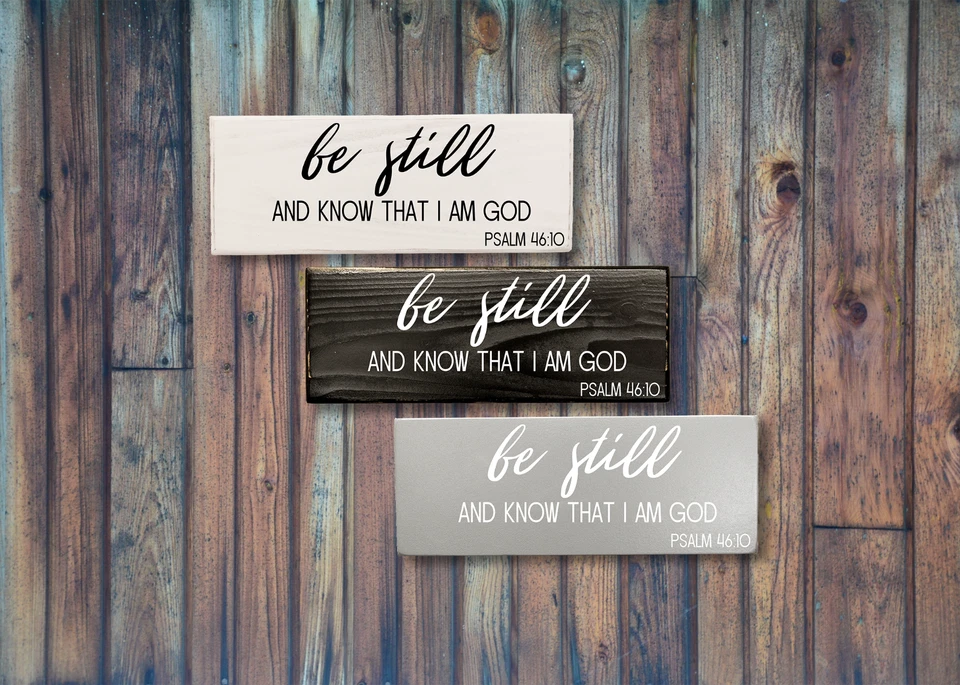 Letrero minimalista de madera negro, gris y blanco hecho a mano Be Still and Know that I am God Foto 2 de 4