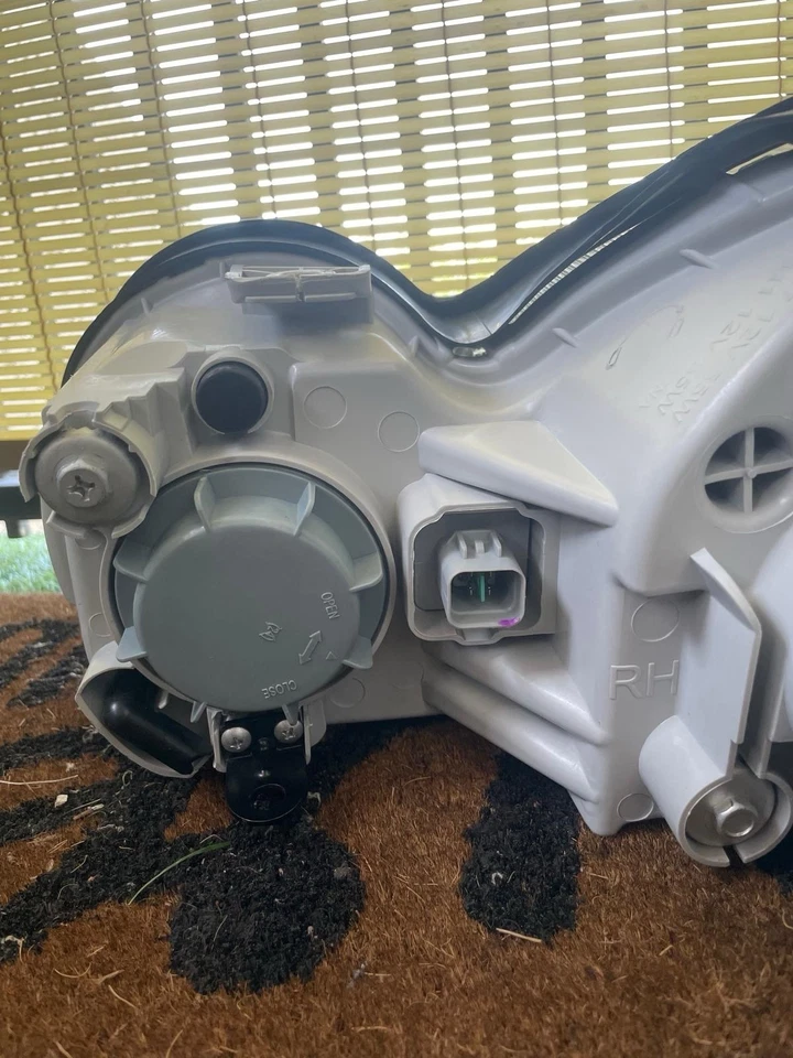 NEW 2002-2005 HYUNDAI SONATA RIGHT PASSENGER SIDE Headlight Assembly OEM - Image 4 of 4