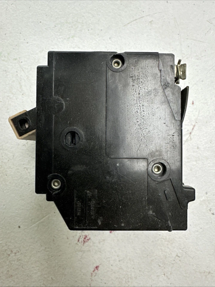 Disyuntor enchufable Cutler Hammer CH3100 3 polos 100 amperios tipo CH - ECS Foto 4 de 4