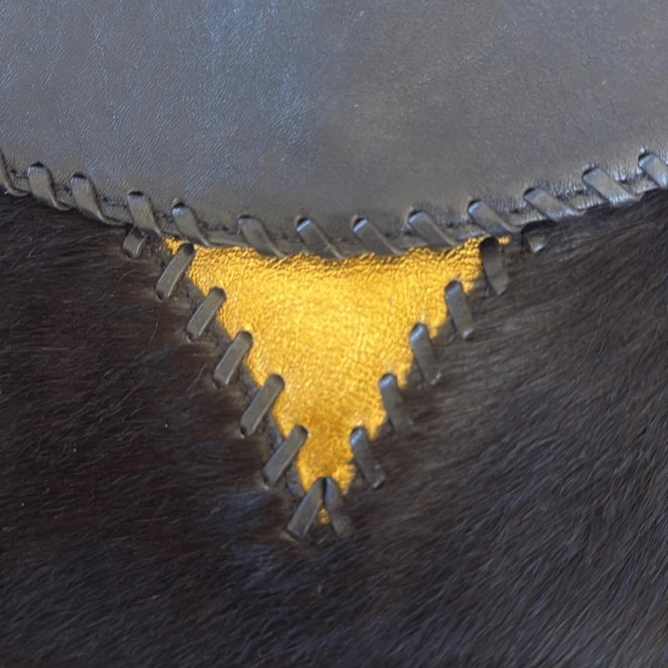 Bolso de mano NICOLE MILLER pelo de pony negro con cuero triángulo dorado Foto 4 de 4