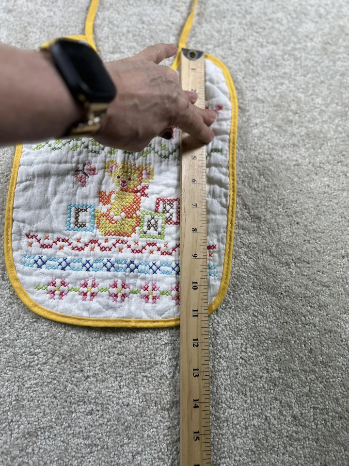 Babero de bebé bordado a mano vintage alfabeto oso bloques adornos amarillos decoración de guardería Foto 4 de 4