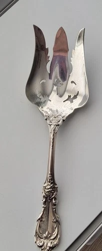 NICE VINTAGE REED & BARTON "BURGUNDY" STERLING SILVER LARGE SALAD SERVING FORK