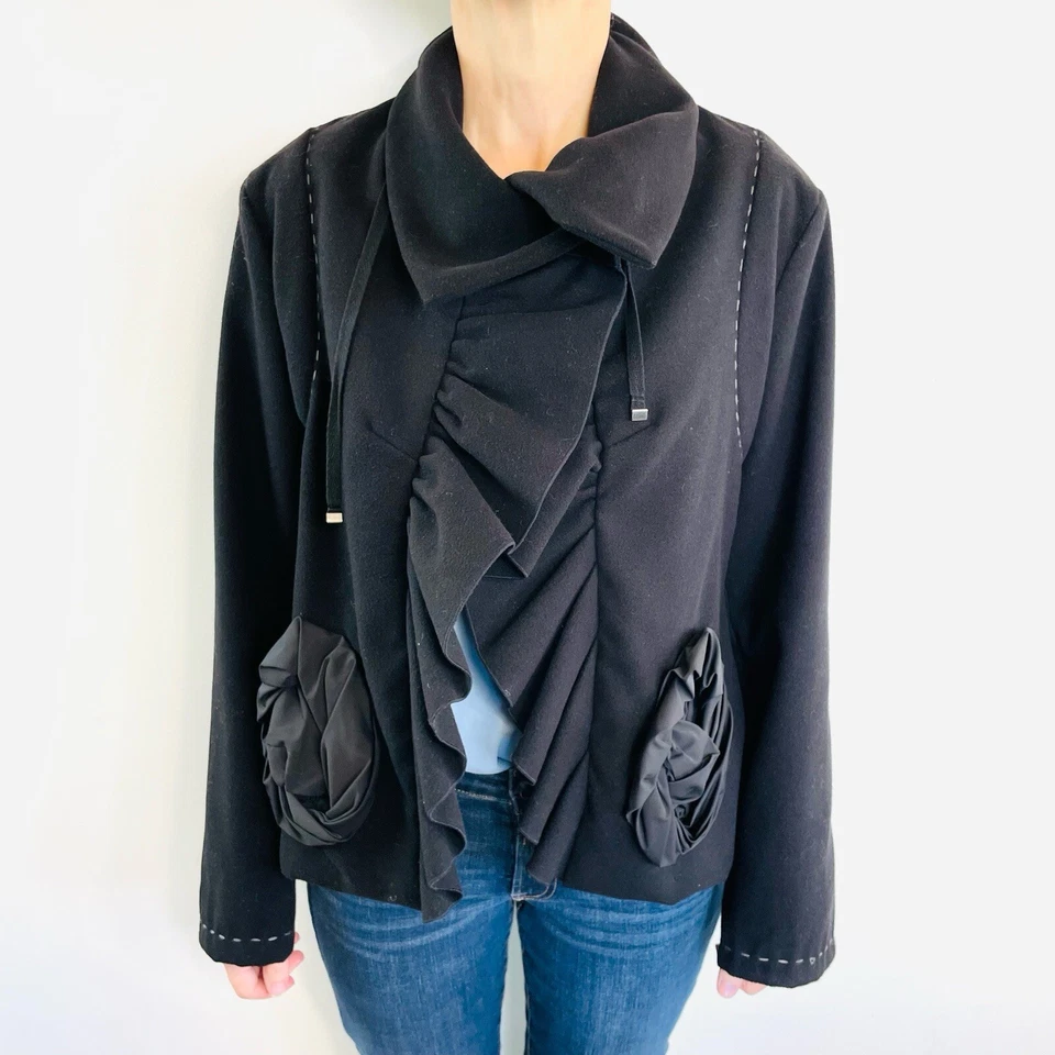 Jaqueta ADC tamanho 40 (10 Aus) tamanho 10 preta com babado frontal e colarinho com cordão - Imagem 3 de 4