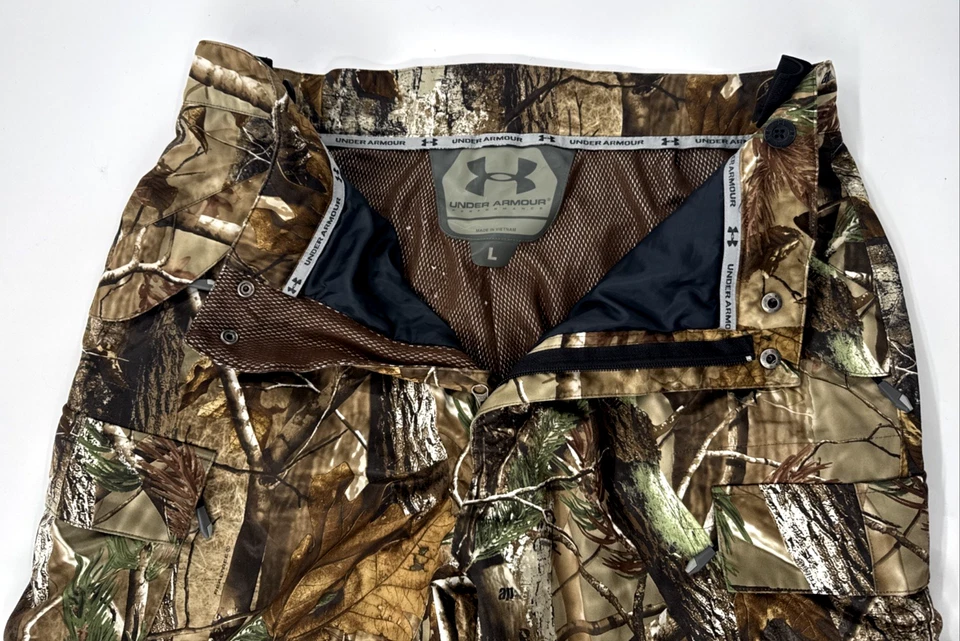 Pantalones de rendimiento Under Armour camuflados para hombre grandes forrados con cremallera tobillos reforzados rodillas Foto 3 de 4