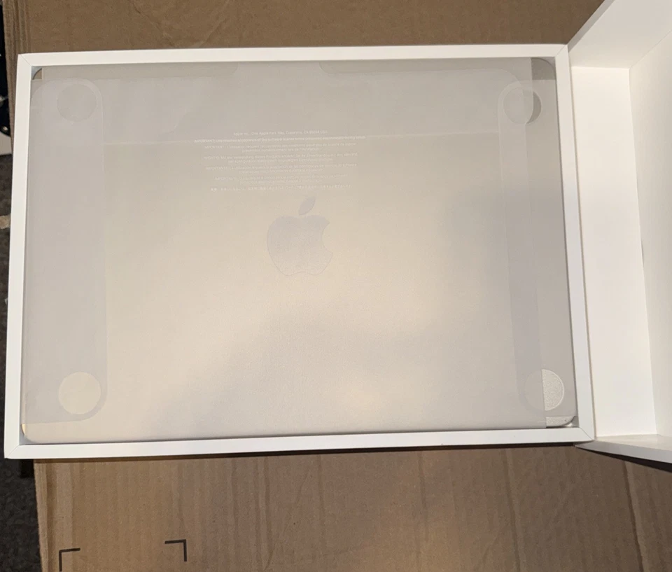 Apple Macbook Air M2 2022 13" 8-Core CPU 8-Core GPU 256GB SSD 8GB Ram Starlight - Image 3 of 4