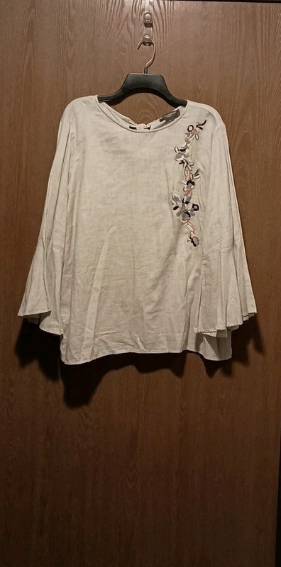 Chelsea & Theodore Women's Top 1X Beige Linen Floral Embroidery Flared Sleeves