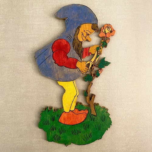 Märchen-Holzbild Figur MIDCENTURY Rosen Gärtner Deko Graupner Graubele 19cm 🎁  - Bild 1 von 2