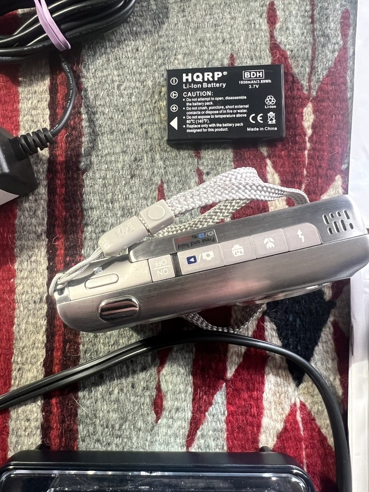 HP Digital Camera Photosmart R927 8.2MP Silver w/Battery, Charger