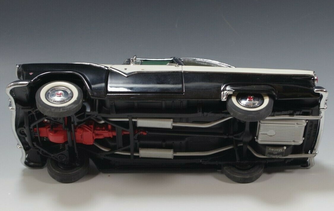 DANBURY MINT 1955 FORD FAIRLANE CROWN VICTORIA WHITE/BLACK 1:24