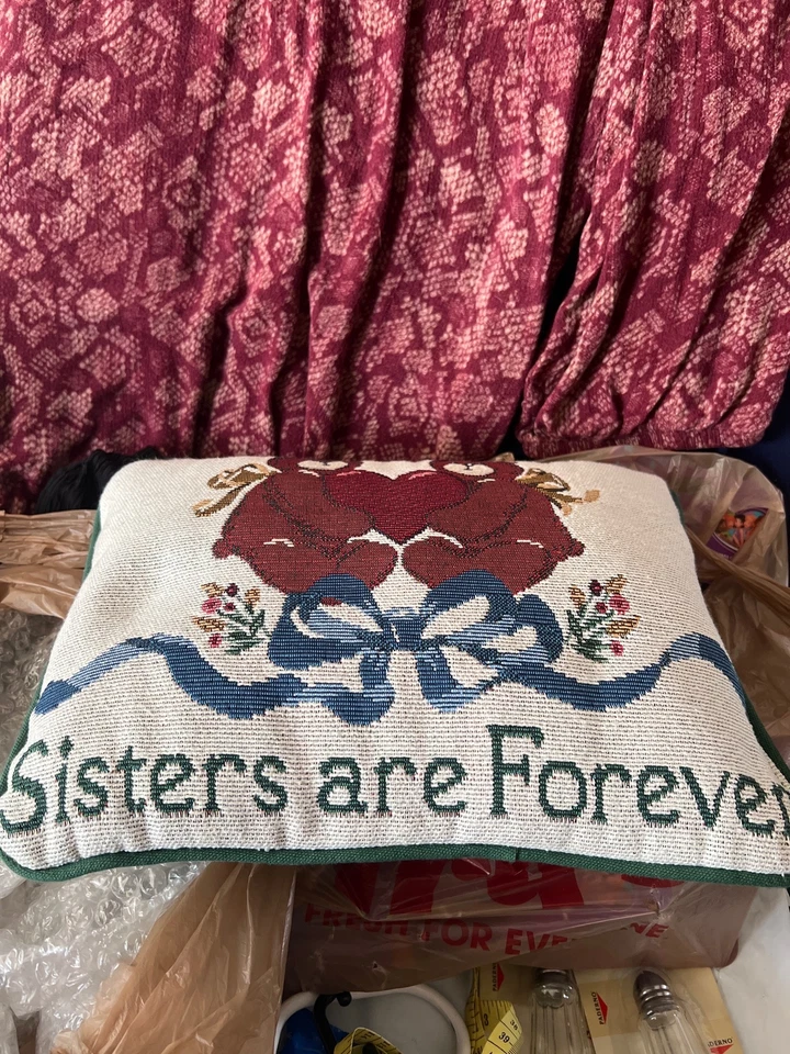 Almohada hecha a mano “Sisters are Forever” 13”x10” Foto 3 de 4