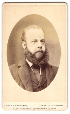 Fotografie Hills & Saunders, Cambridge, Herr im Tweedanzug mit buschigem Vollba 