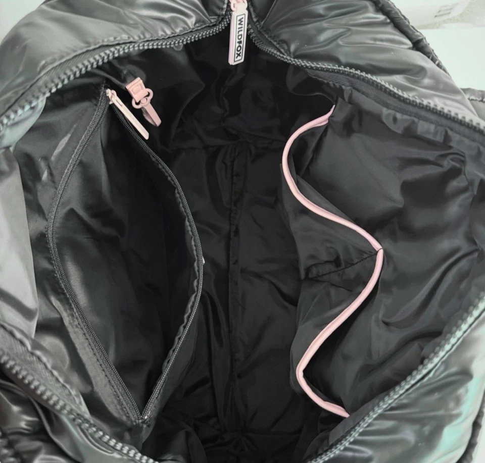 WILDFOX Lips 绗缝黑色银色蓬松托特包  — 第 4/4 张图片