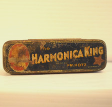 HARMONICA KING FR HOTZ GERMANY ANTIQUE EMTPY METAL TIN CIRCA 1880s TO 1905 MUSIC