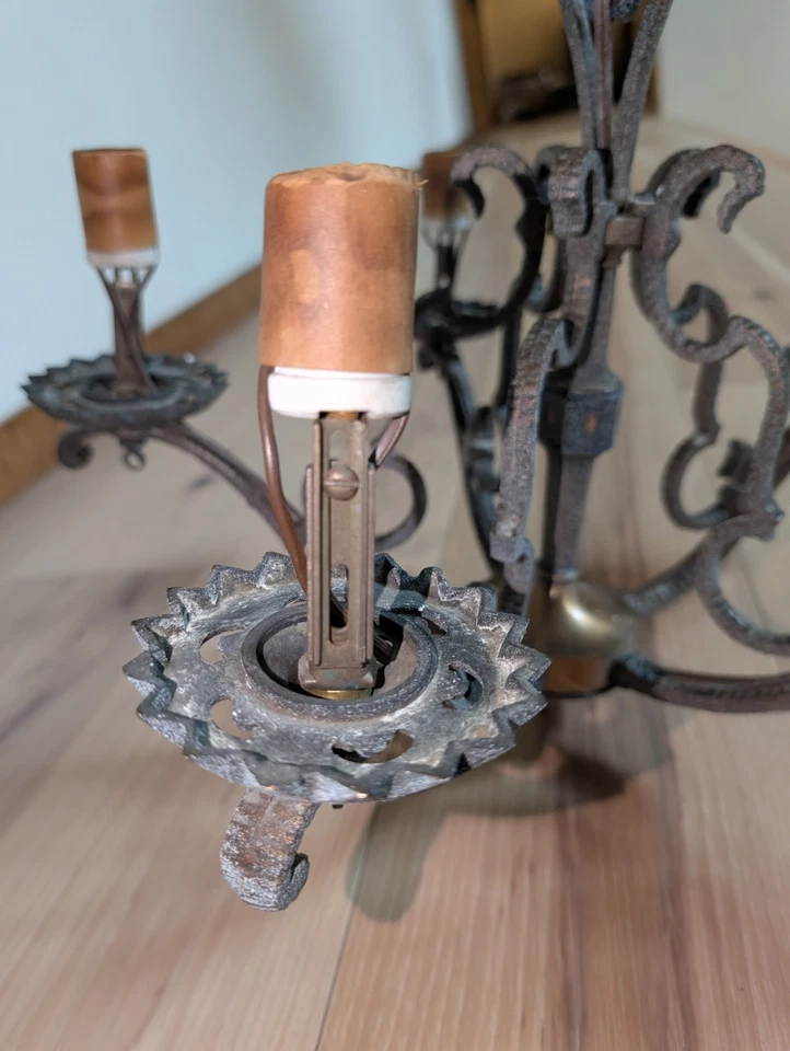 Antigua araña de hierro forjado renacimiento español 5 luces bronce gótico colgante  Foto 3 de 4