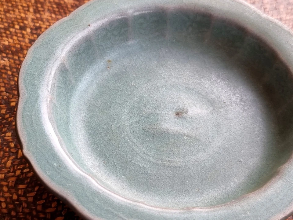 XIII secolo, dinastia coreana Goryeo, piatto con piedi Celadon finemente intarsiato DOPPIO PESCE - Immagine 3 di 4