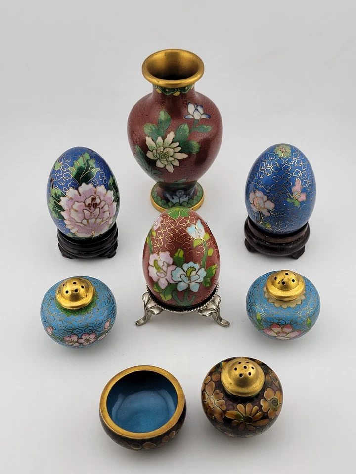 Precioso surtido de cloisonne de mediados de siglo que incluye huevos, jarrón y cocteleras Foto 3 de 4