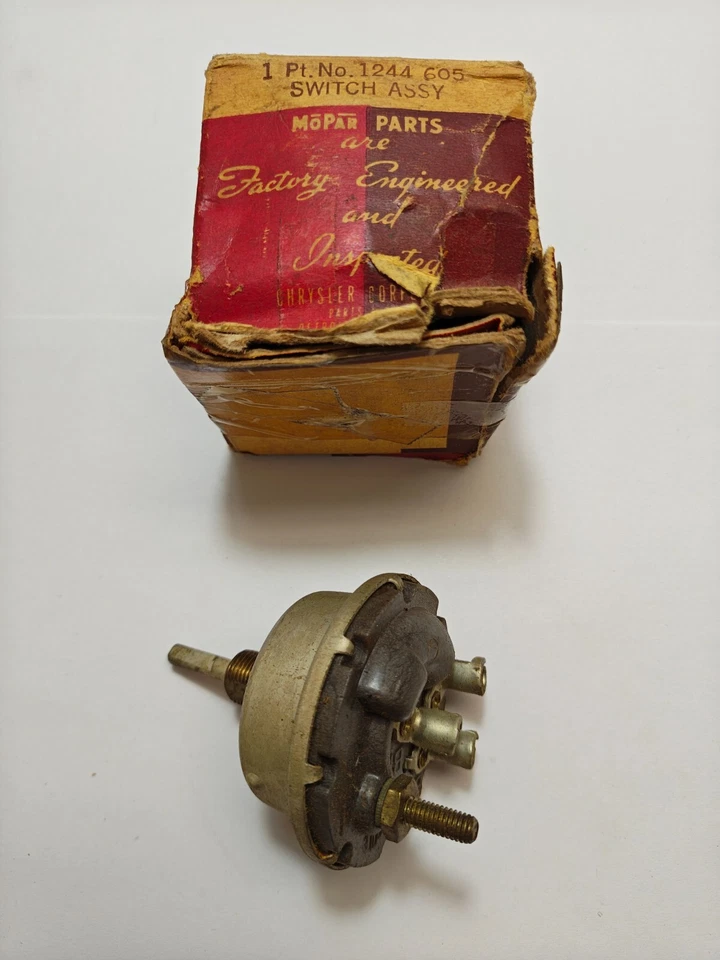 Interruptor de lámpara de luz de mapa Desoto Chrysler Royal Series New Yorker 1949 1244605 nuevo en stock Foto 2 de 4