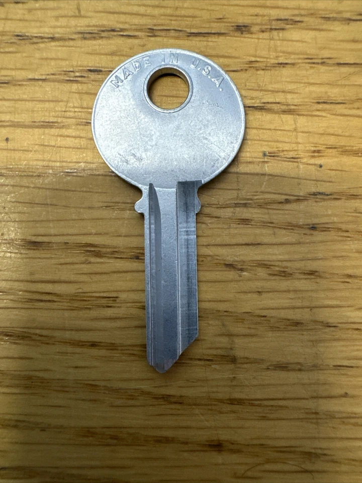 RARO ORIGINAL YALE & TOWNE Y1 4 PINES NÍQUEL PLATA LLAVE SIN CORTAR EN BLANCO YALE 9 1/2 NOS Foto 3 de 4