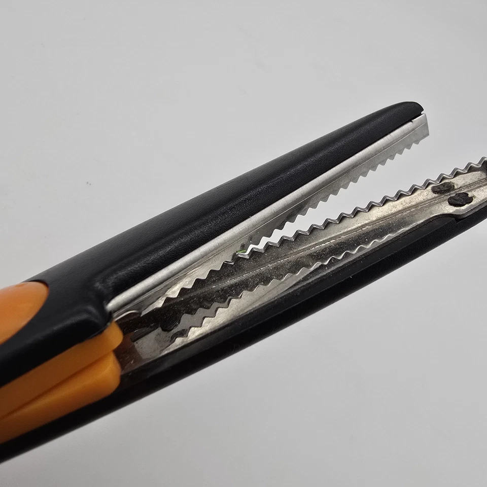 Fiskars Paper Edgers Crafting Scissors MINI-PINKING Pattern Left/Right Handed - Image 4 of 4