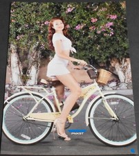 2015 Anuncio Impreso Sexy Tacones Altos Piernas Largas Dama Cabeza Roja Rosa Pantalones Cortos Bicicleta Belleza