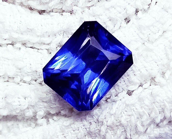 Pierre Précieuse Taillée émeraude Tanzanite Bleue Lab-created – 90,30 Ct – Gros Lot