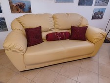 coppia divani da salotto 2 posti e 3 posti in ecopelle beige pari al nuovo