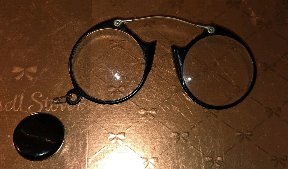 lorgnette vintage con pasador de cadena retráctil Ketcham & McDougall Foto 2 de 4