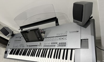 Yamaha Tyros 5 76 Keys Includes MS05 Speakers. 1GB Memory Flash