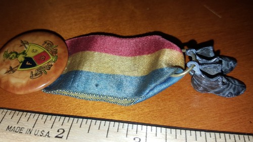 VINTAGE KNIGHTS OF PYTHIAS RIBBON MEDAL PINBACK WITH PAIR OF SHOES AT THE BASE