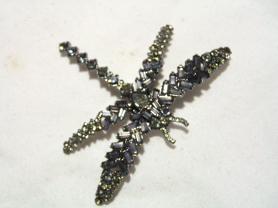 ...Simplemente Vera Wang... Broche Libélula Gris Tono Plata, Cristales Grises... Foto 4 de 4