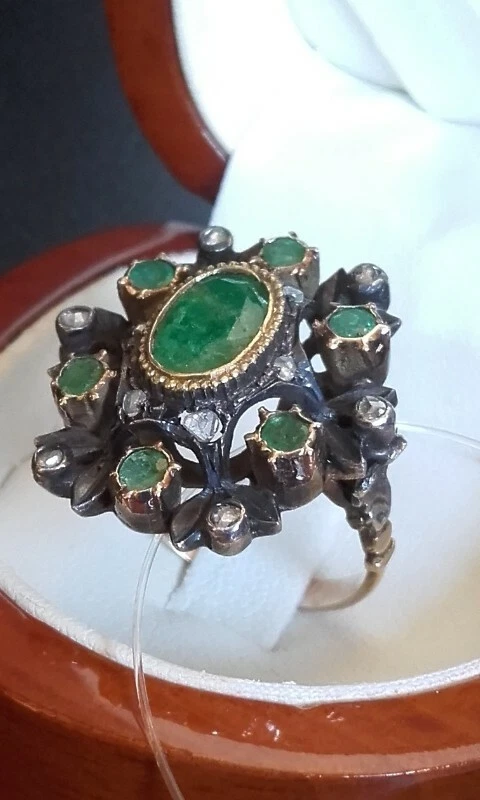 Anello antico in oro argento con diamanti e smeraldi naturali - Immagine 4 di 4