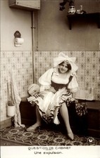 Ak Question de Cabinet, Frau auf dem Plumpsklo, Ein Ausschluss - 11361278