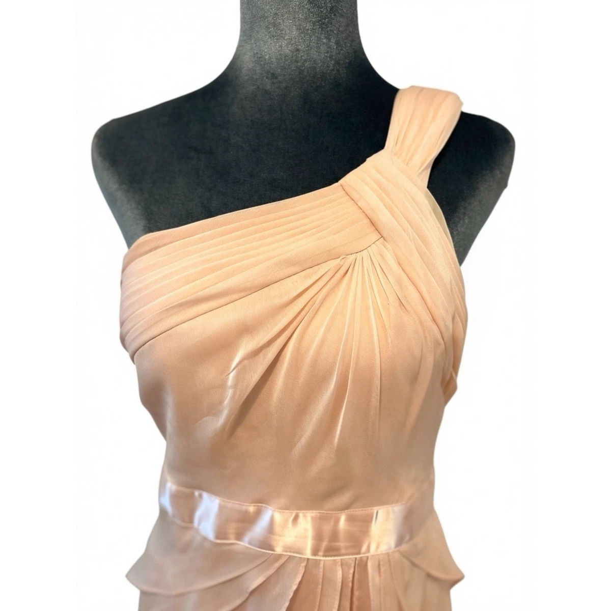 Vestido rosa rubor Adrianna Papell de un hombro con volantes de gasa