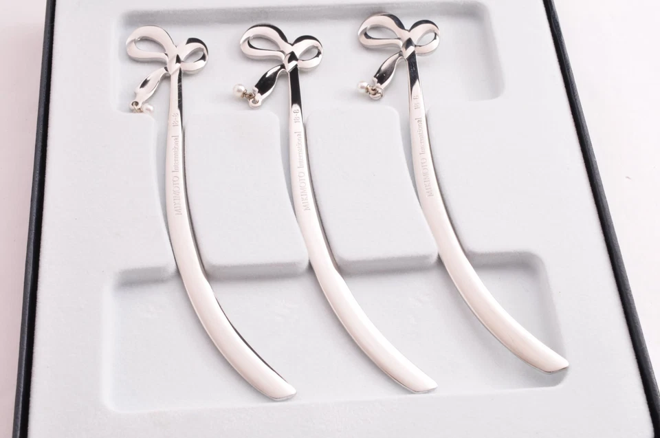 Casi Como Nuevo Japón "MIKIMOTO" Akoya Perlas Blancas Swizzle Stick Set Con Grabado. Foto 2 de 4