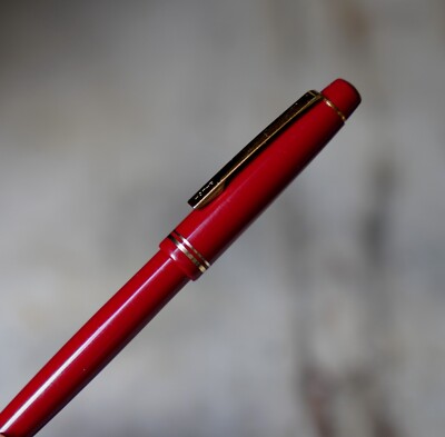 Very Beautiful Pilot Fountain Pen In Red Resin & Gold - Medium Metal Nib