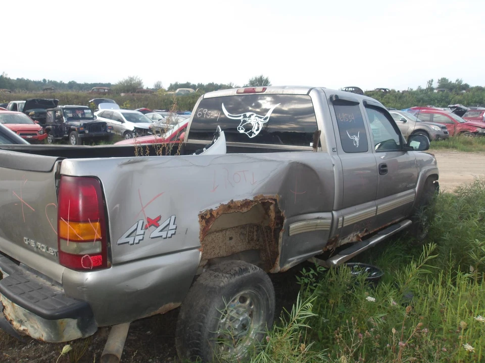 Used Washer Fluid Reservoir fits: 2001 Chevrolet Silverado 2500 pickup w/low lev - Image 4 of 4