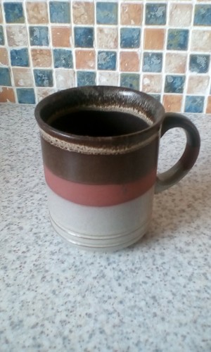 TAZA DE GRES INGLESA 9,5 CM DE ALTO X 8 CM DE DIÁMETRO PANAL MARRÓN GRIS RARO HORNO - Imagen 2 de 3