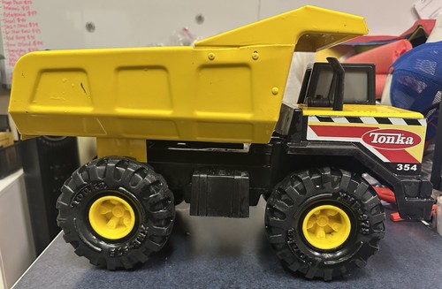 Big Yellow Tonka Hasbro Dump Truck Metal 2012 (93948) Funrise 17” X 8” X 10” - Picture 6 of 10