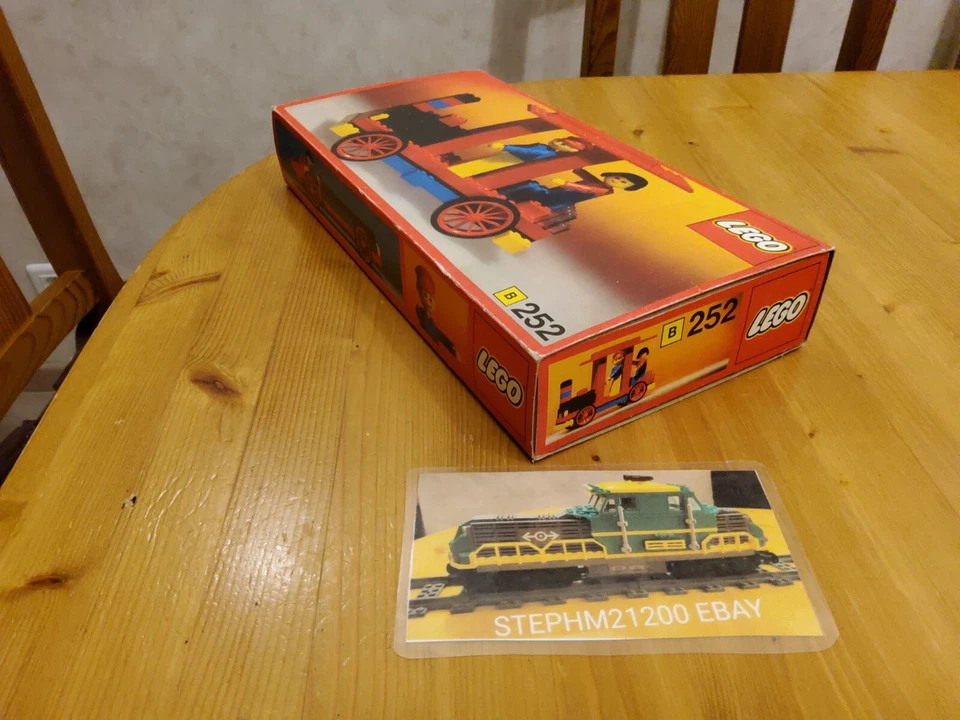 lego 252 building set with People train locomotive with driver et passager - Photo 4/4