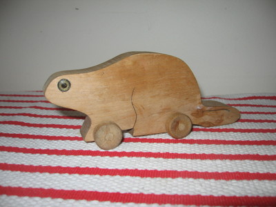 Vintage Handcrafted Scroll Cut Beaver Toy on Wooden Wheels Hard Maple Wood 7''