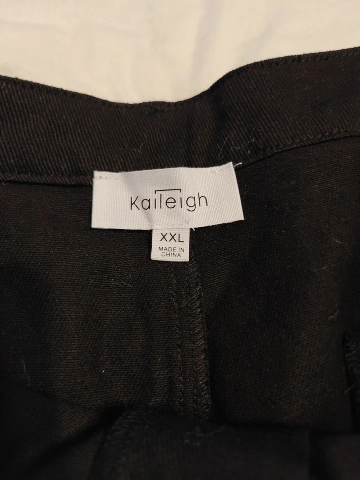 Shorts preto Kaileigh tamanho: XXL, plissado frontal, bolsos traseiros - Imagem 2 de 3